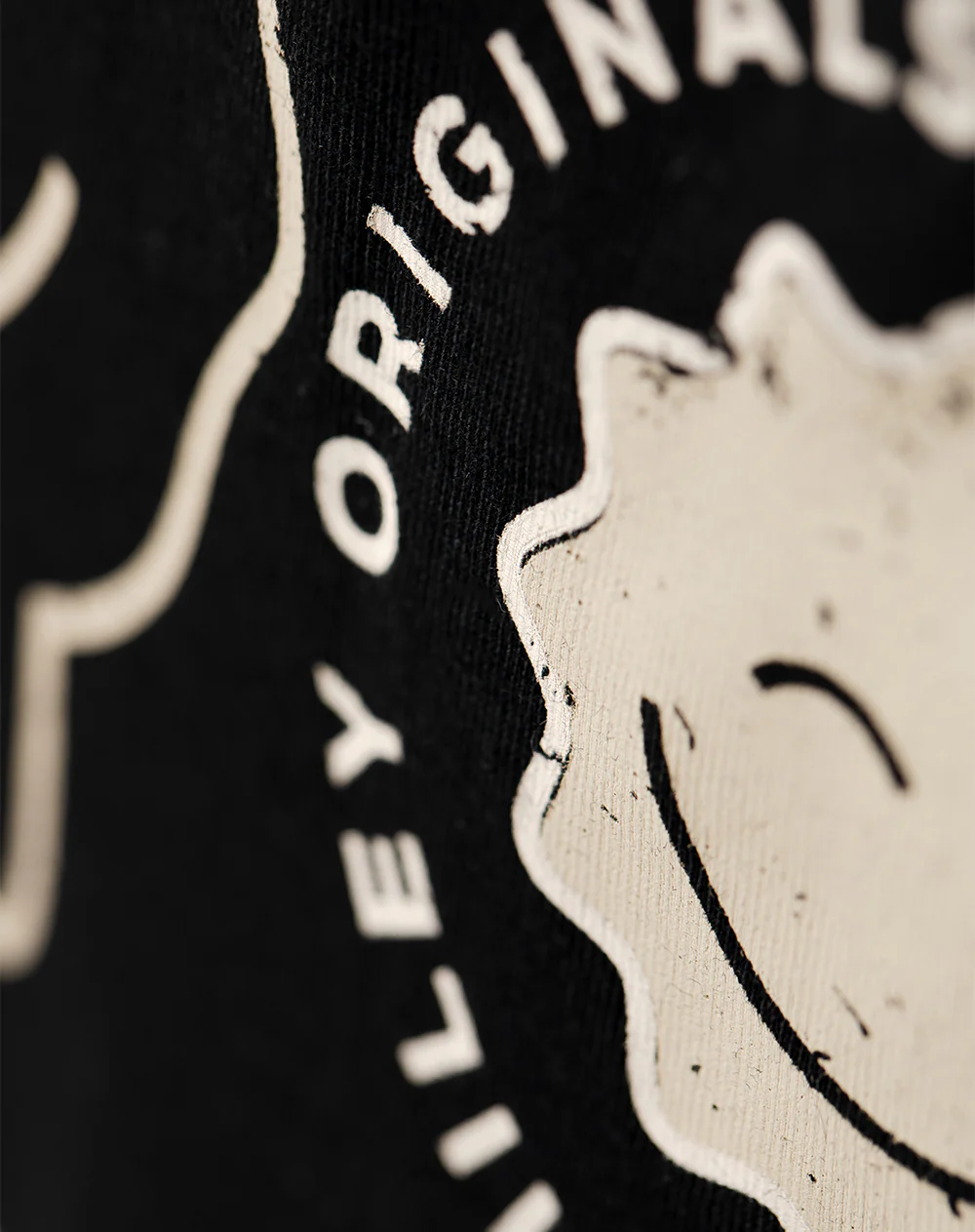 Camiseta regular algodón negra estampada mujer - Image 6