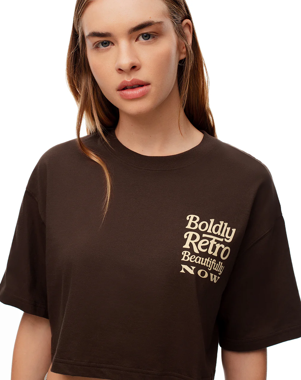 Camiseta crop regular algodón chocolate estampada mujer - Image 4