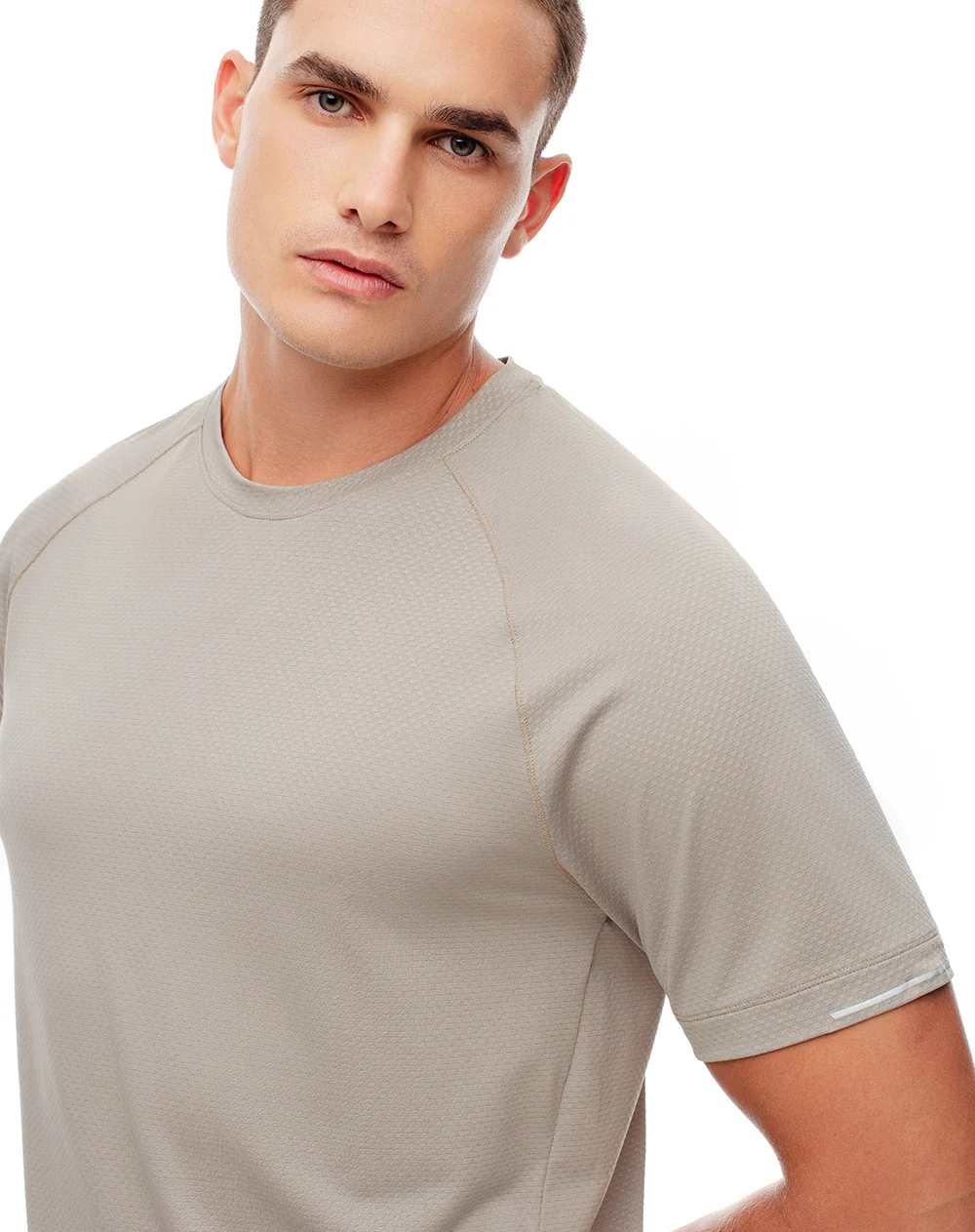 Camiseta deportiva control humedad café hombre - Image 4