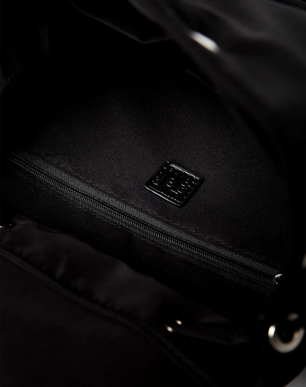 Morral tipo drawstring negro niña - Image 5