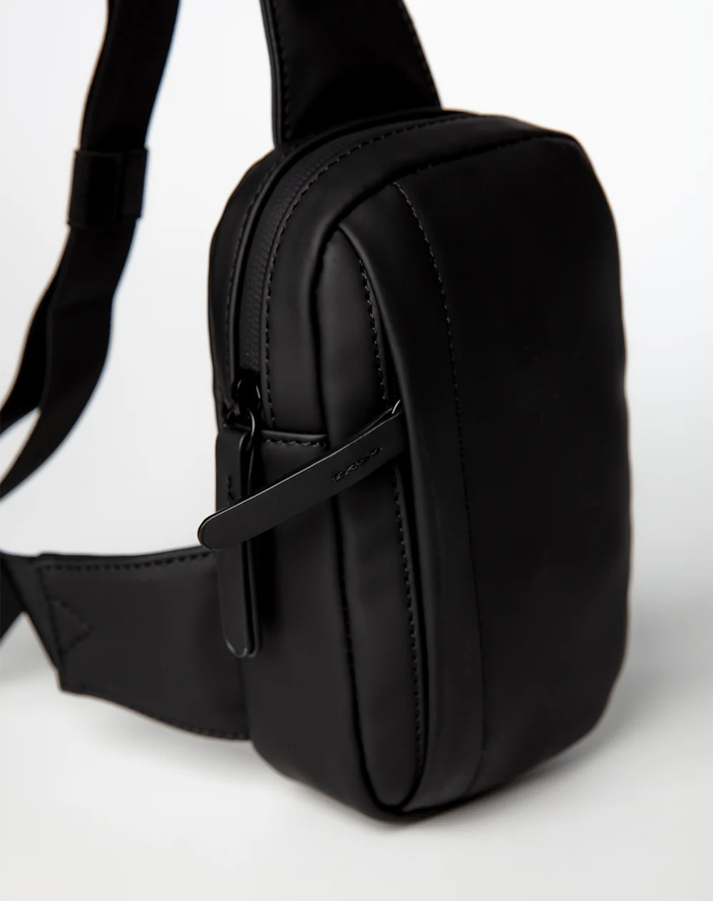 Bolso cruzado tipo sling bag negro - Image 3