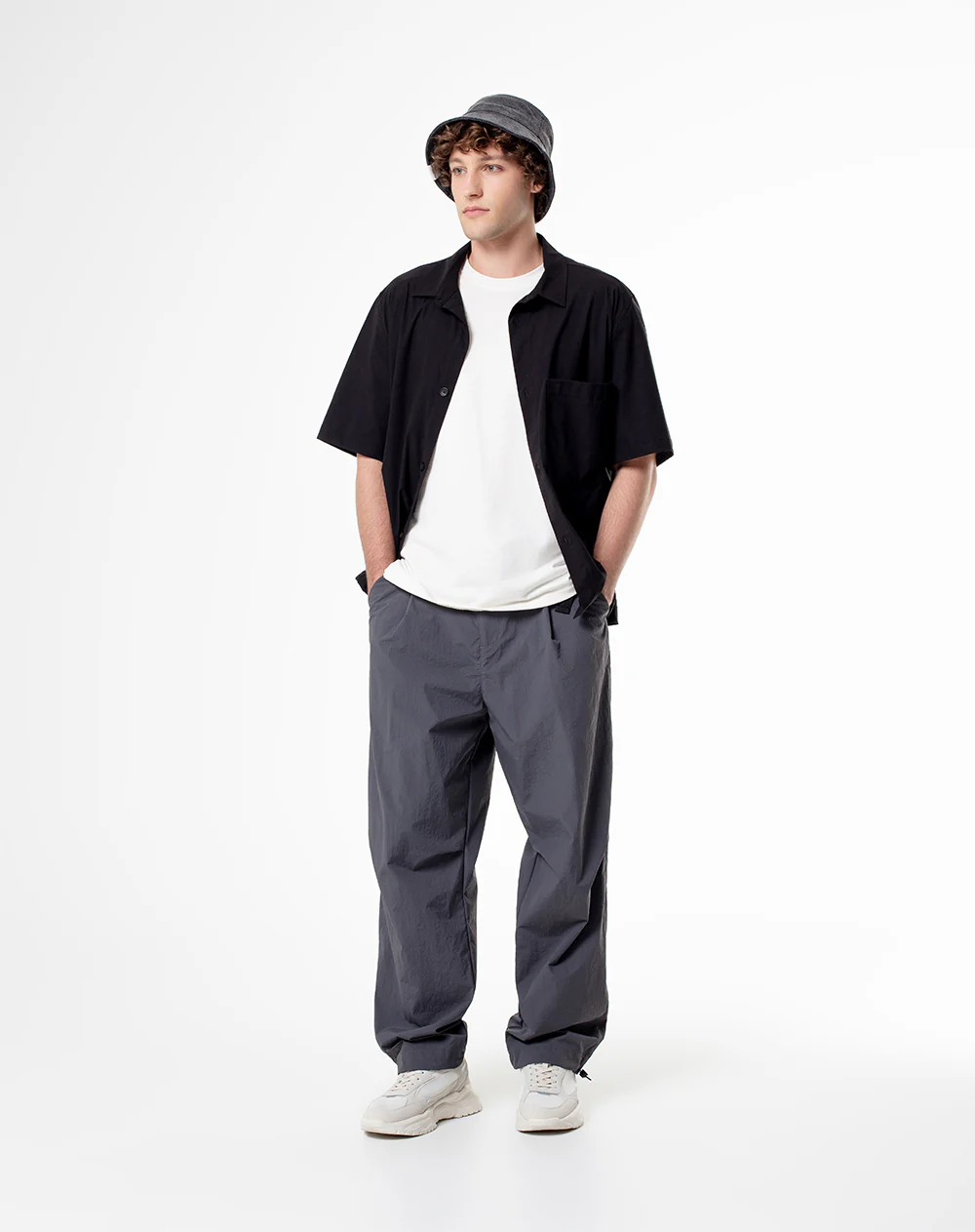 Pantalón utilitario liviano gris hombre