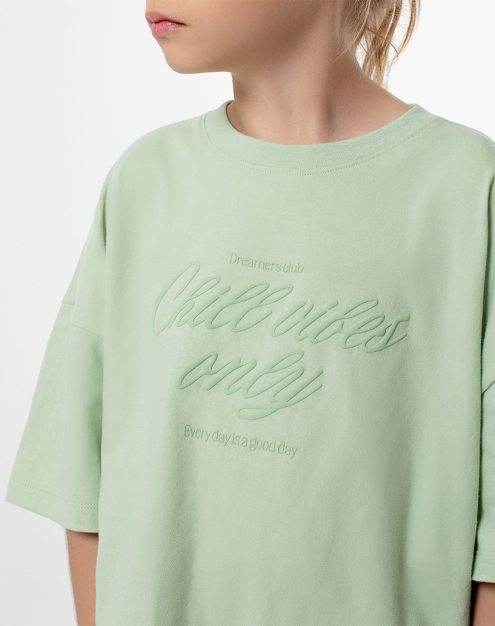 Camiseta oversize algodón verde estampada niña - Image 4