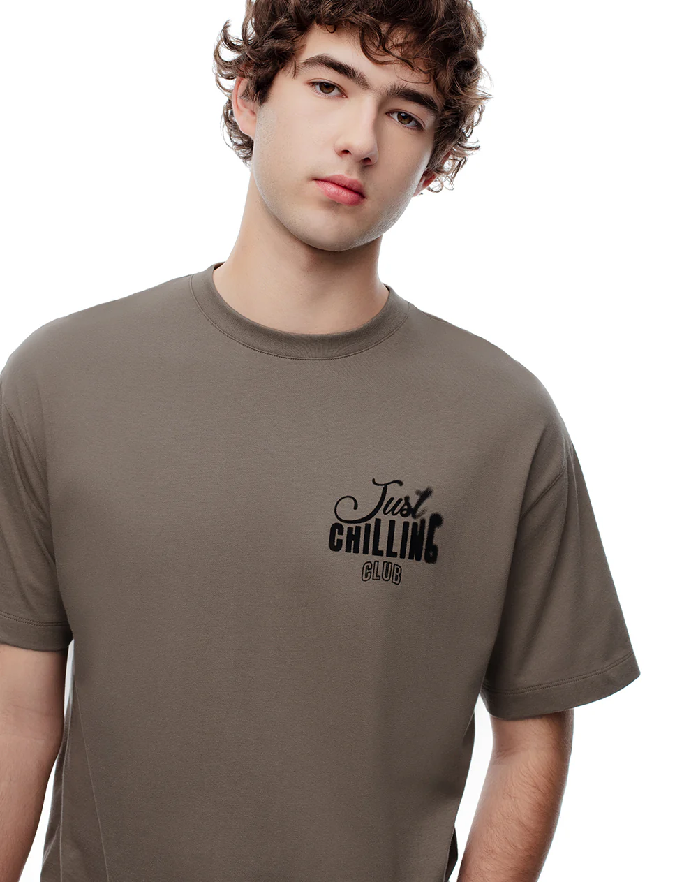 Camiseta regular algodón café estampada hombre