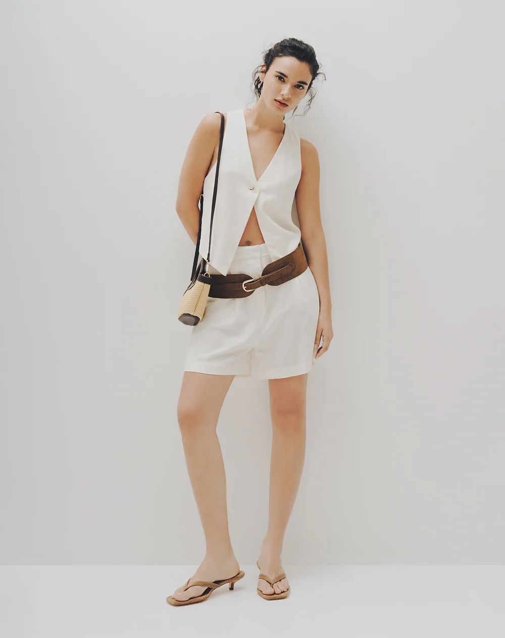 Short tiro alto regular lino vainilla mujer - Image 4