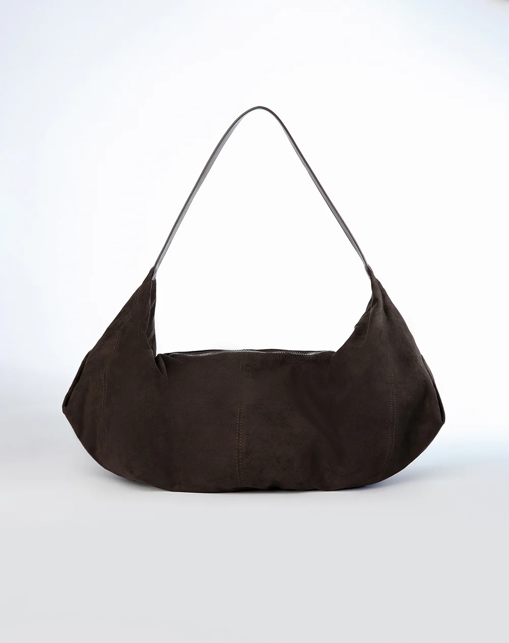 Bolso hobo tipo gamuza café mujer - Image 4