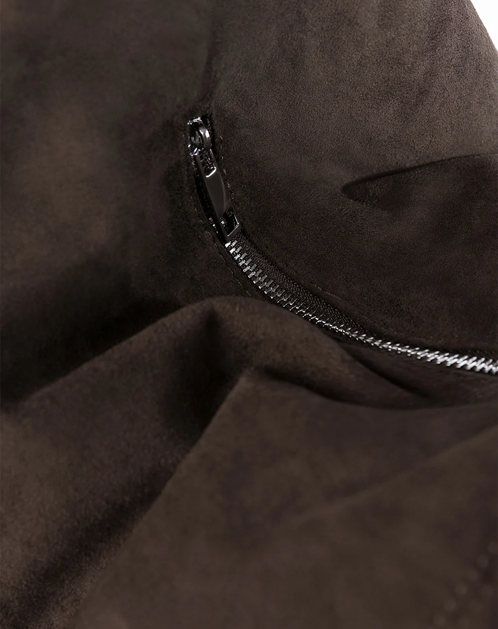 Bolso hobo tipo gamuza café mujer - Image 5