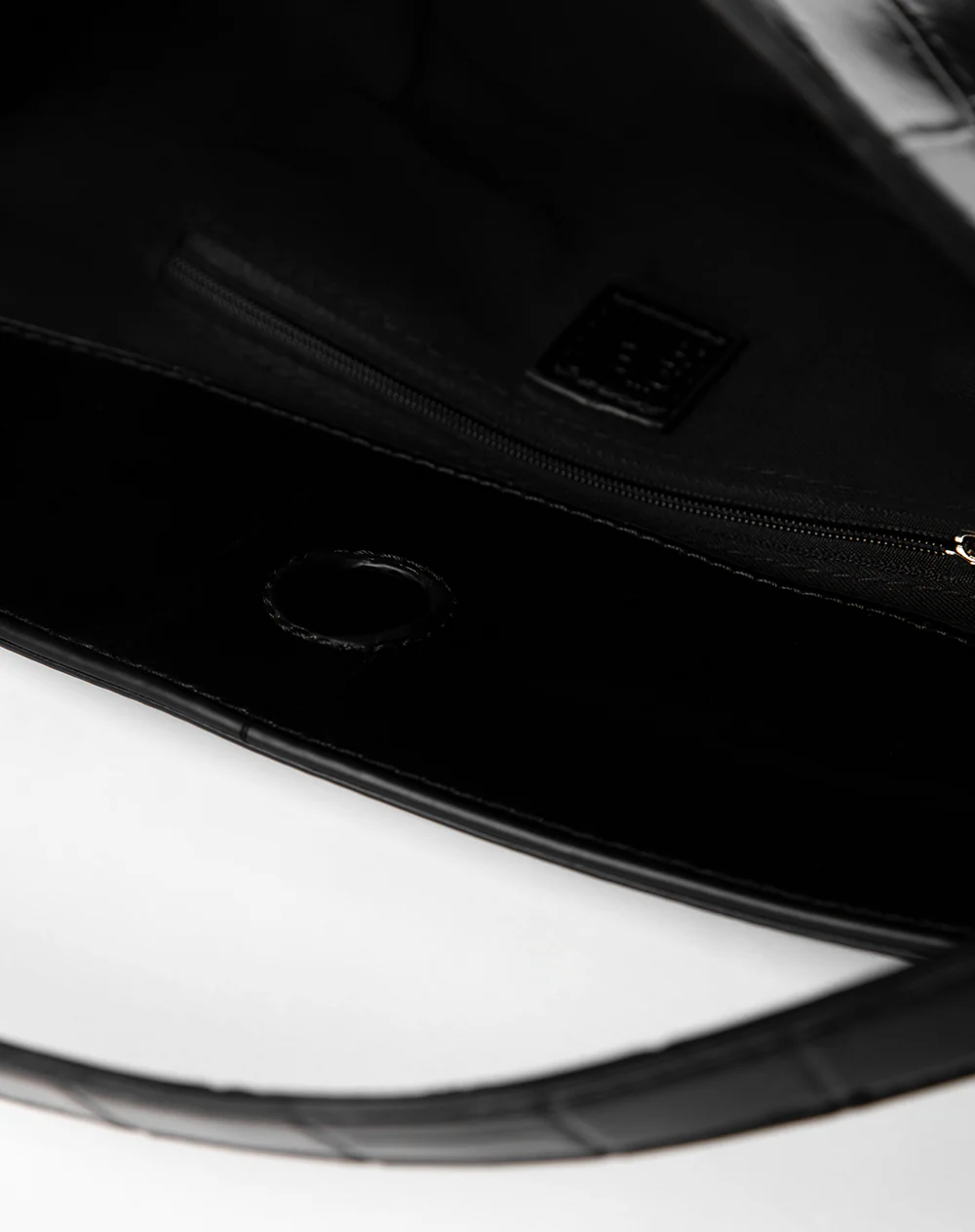 Bolso tipo bucket bag texturizado negro - Image 6