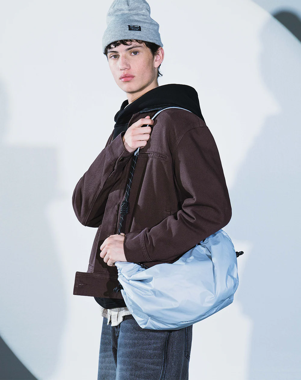 Bolso deportivo tipo hobo gris - Image 2