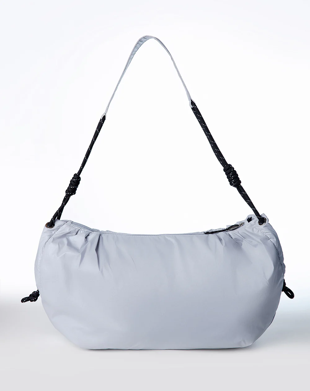 Bolso deportivo tipo hobo gris - Image 3