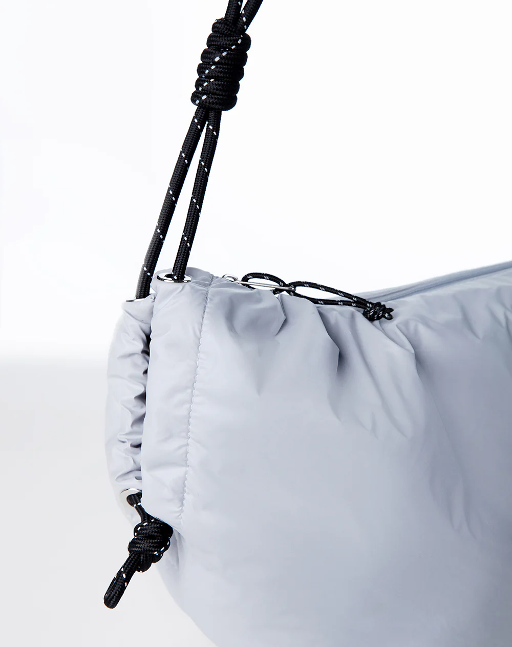 Bolso deportivo tipo hobo gris - Image 4