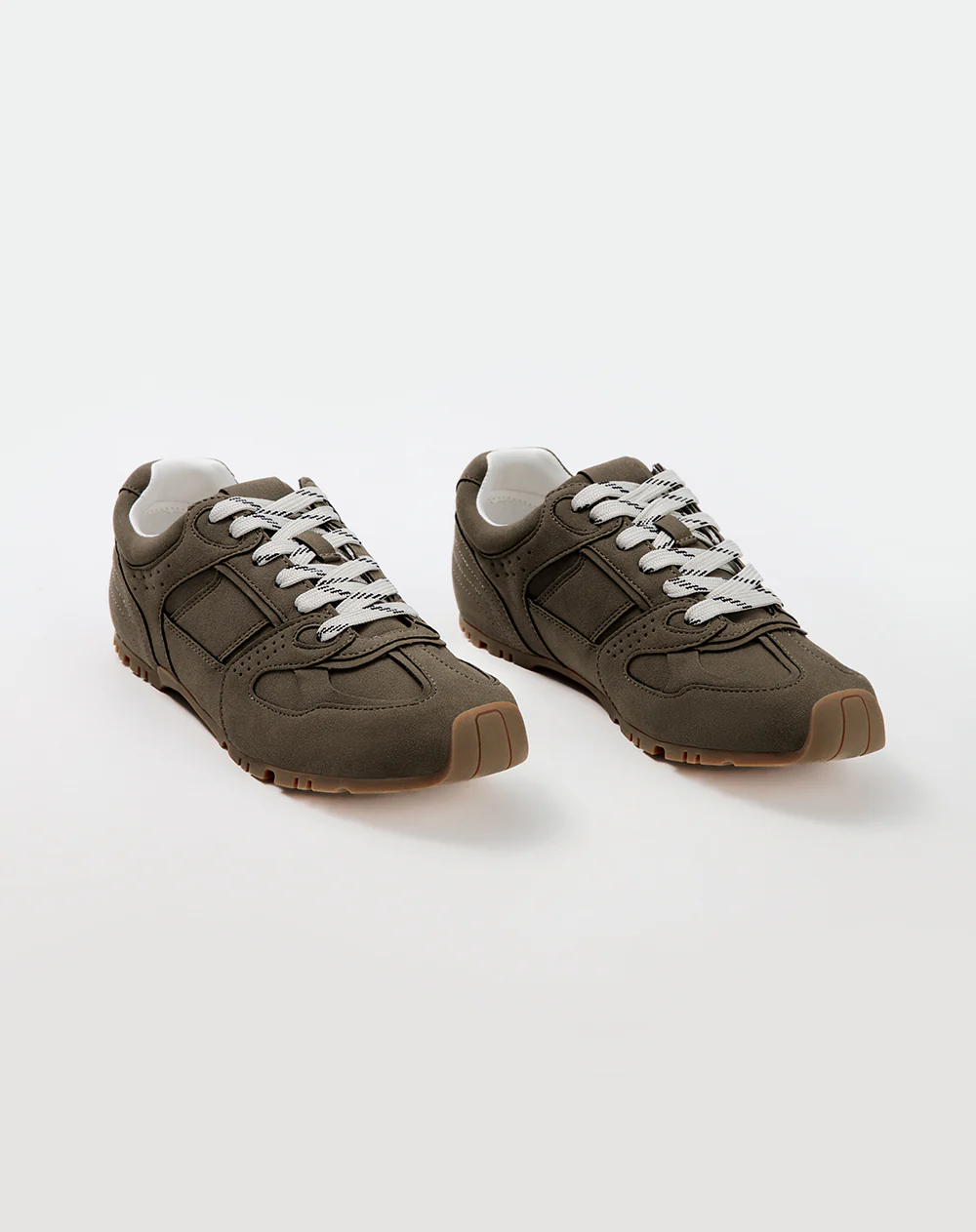 Tenis casuales tipo gamuza café mujer
