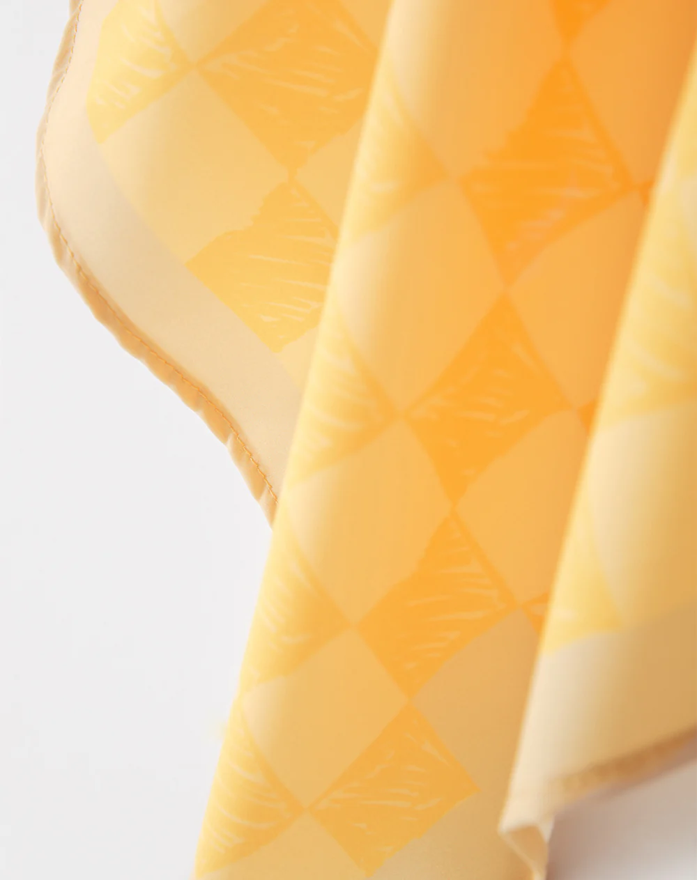 Pañuelo satinado amarillo estampado - Image 3