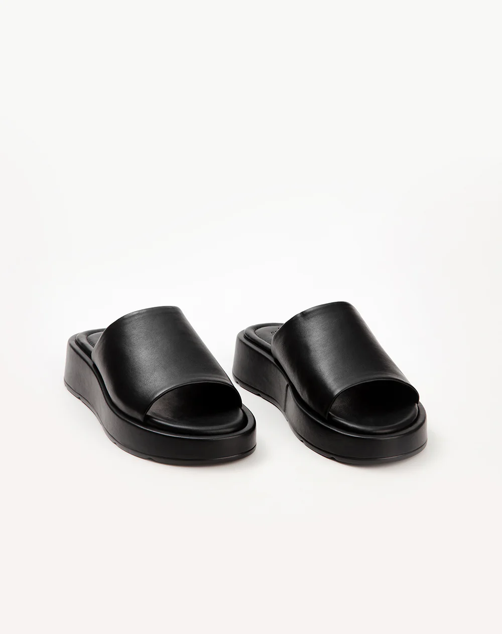 Sandalia slide plataforma negra mujer