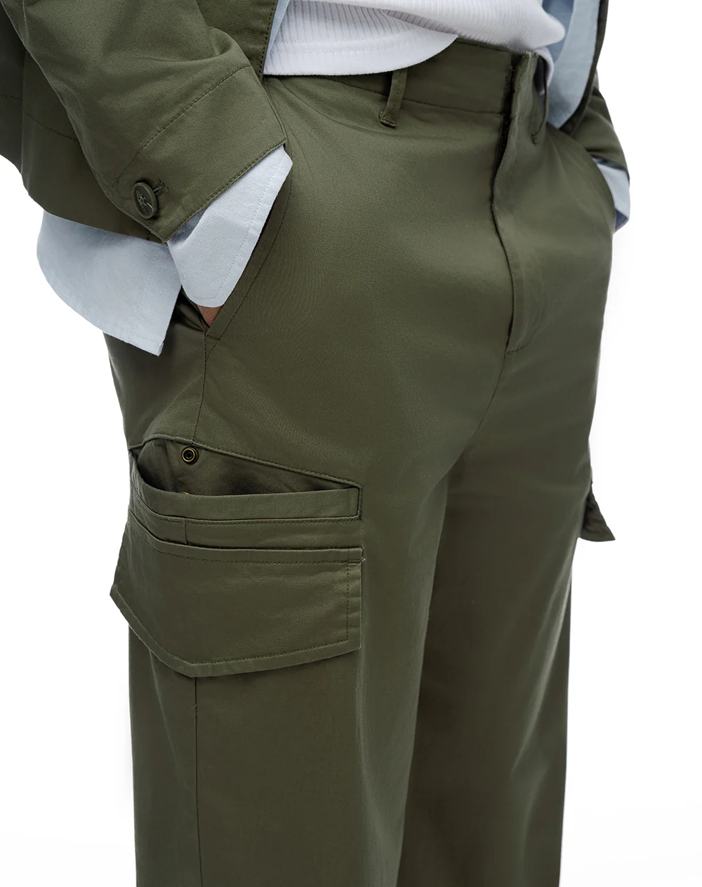 Pantalón tipo chino regular tiro medio verde oliva hombre - Image 3