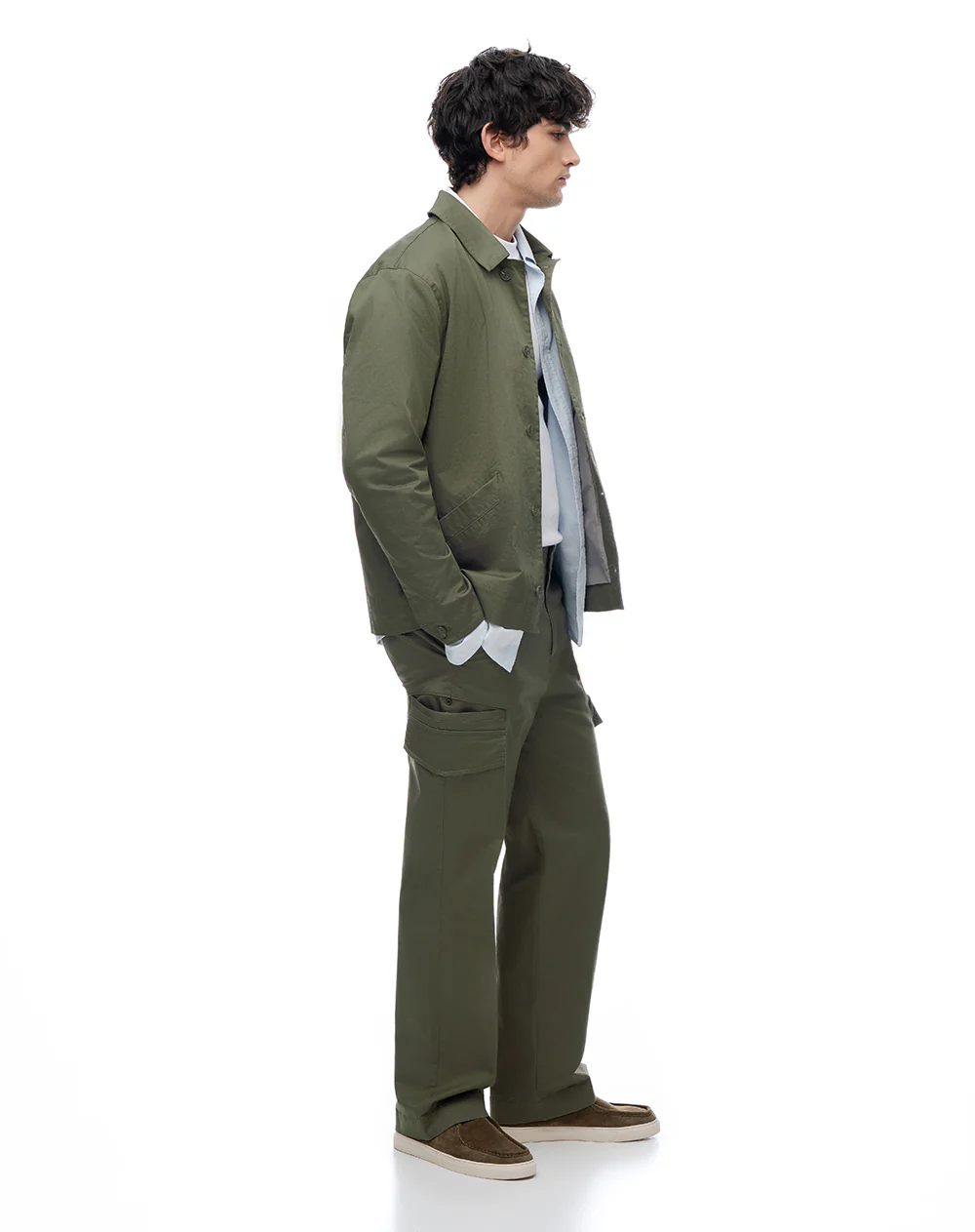 Pantalón tipo chino regular tiro medio verde oliva hombre - Image 4