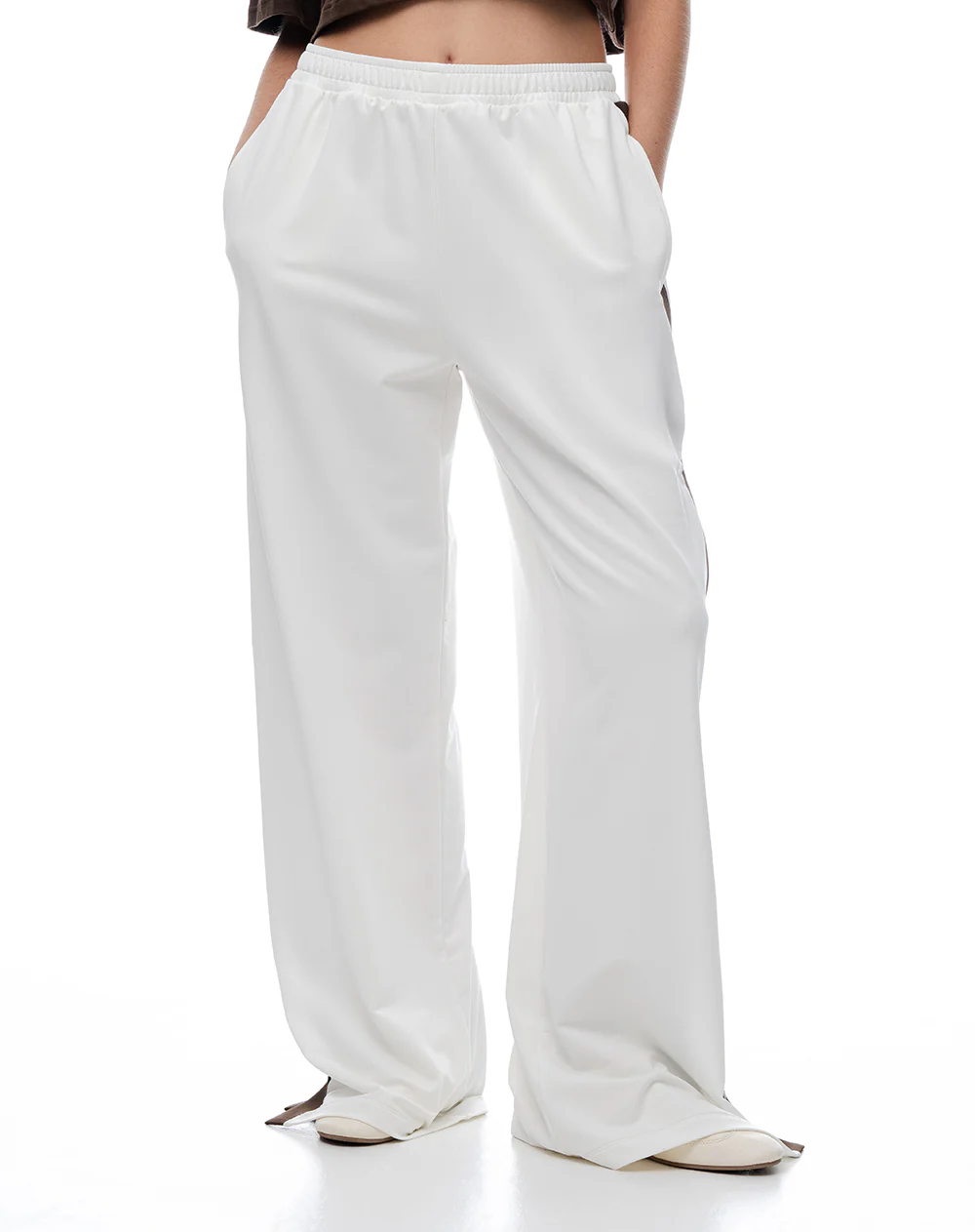 Pantalón relaxed tiro alto crudo mujer - Image 4