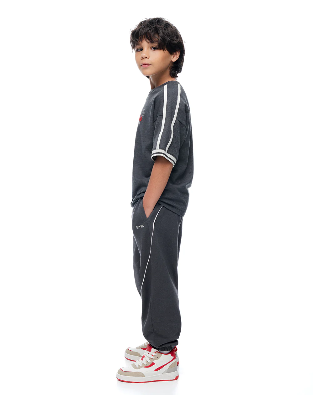 Jogger regular tiro medio gris niño - Image 5