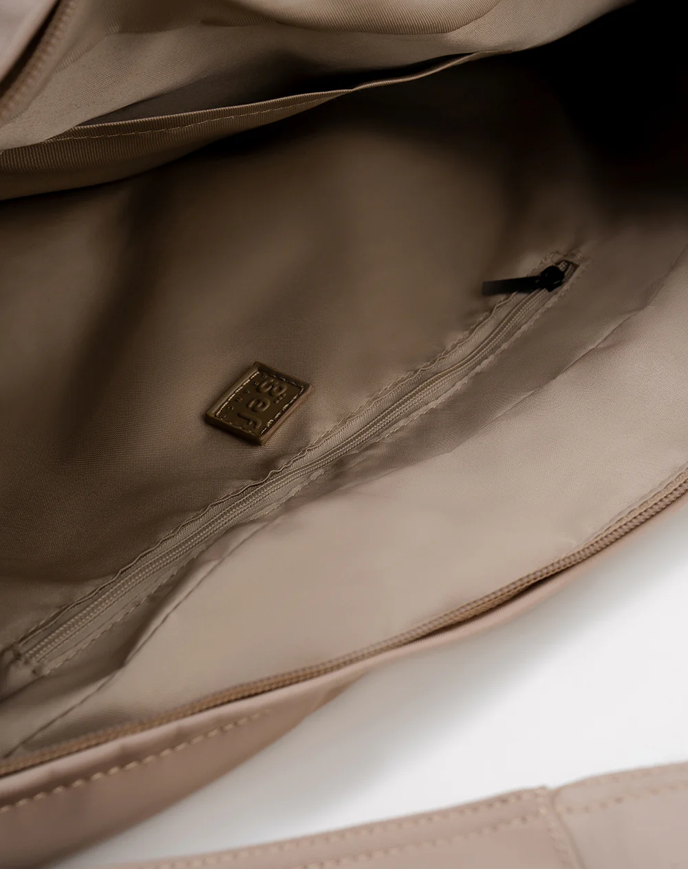 Bolso morral efecto cuero café - Image 10