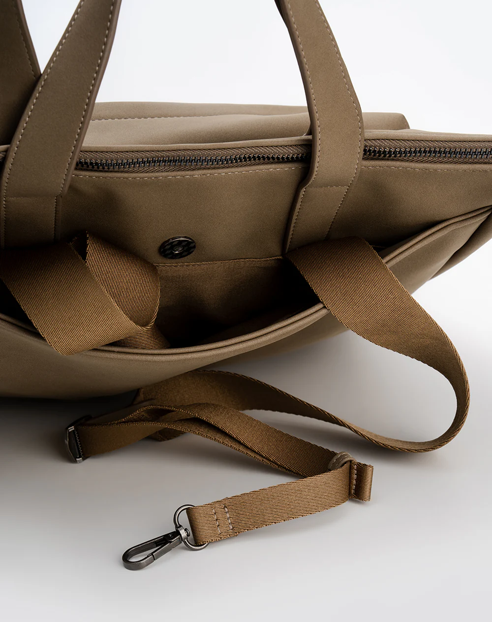 Bolso morral efecto cuero café - Image 6