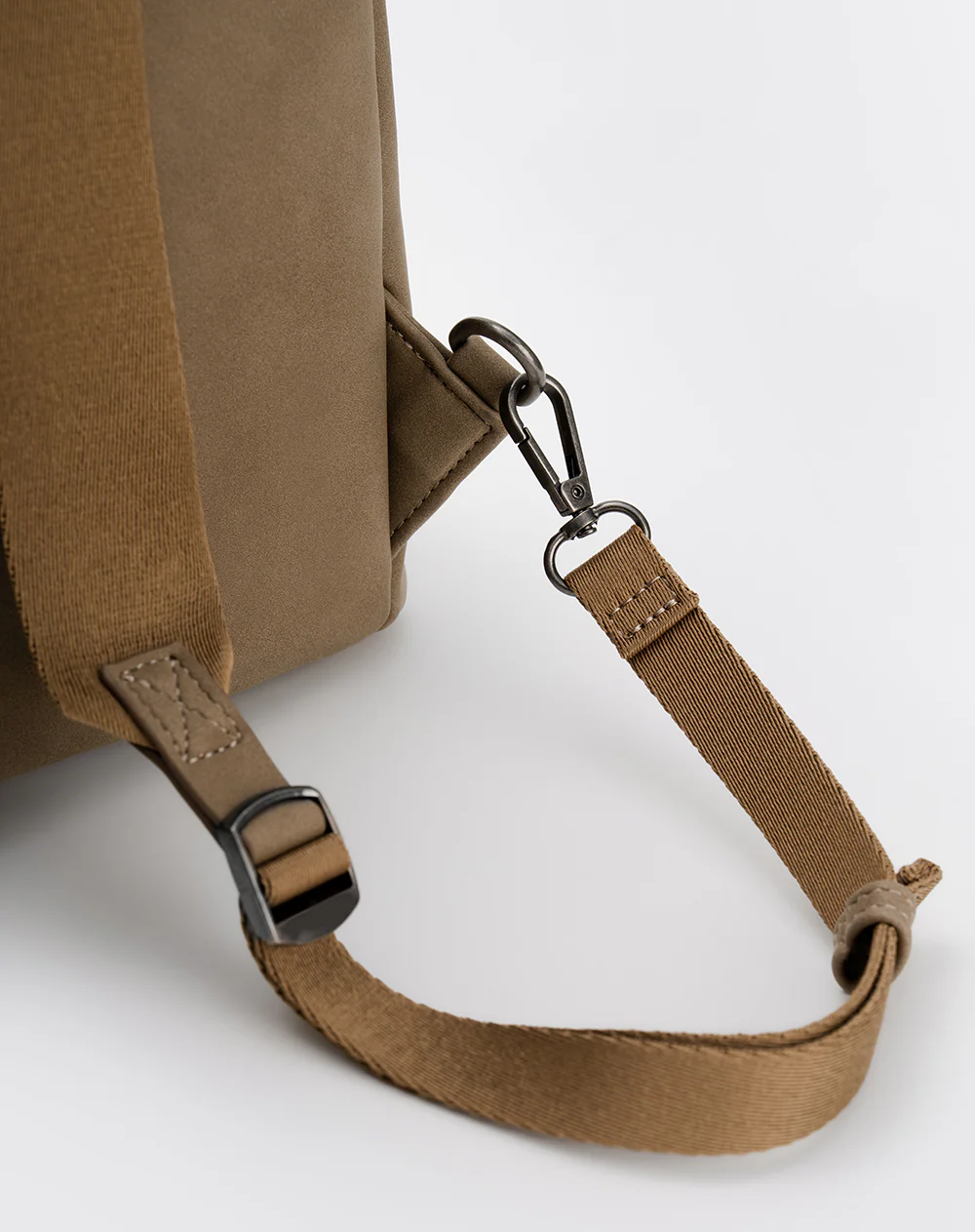Bolso morral efecto cuero café - Image 8