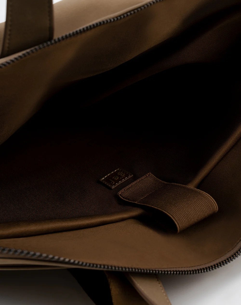 Bolso morral efecto cuero café - Image 9