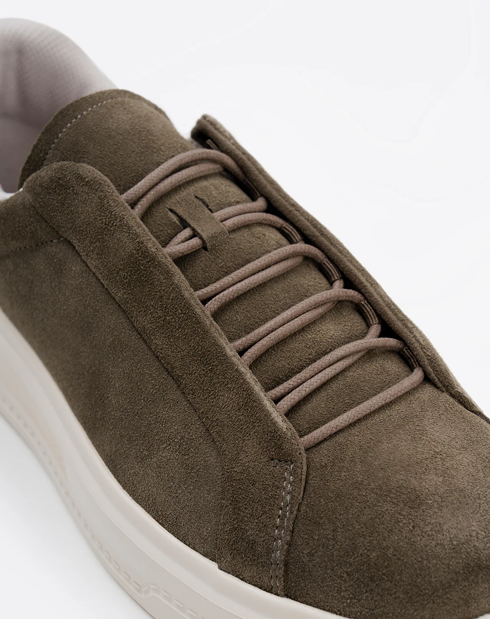 Tenis casuales tipo gamuza gris hombre - Image 5